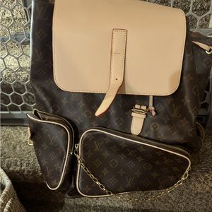 Outside zip pocket
Inside zip pocket
Double zip pockets